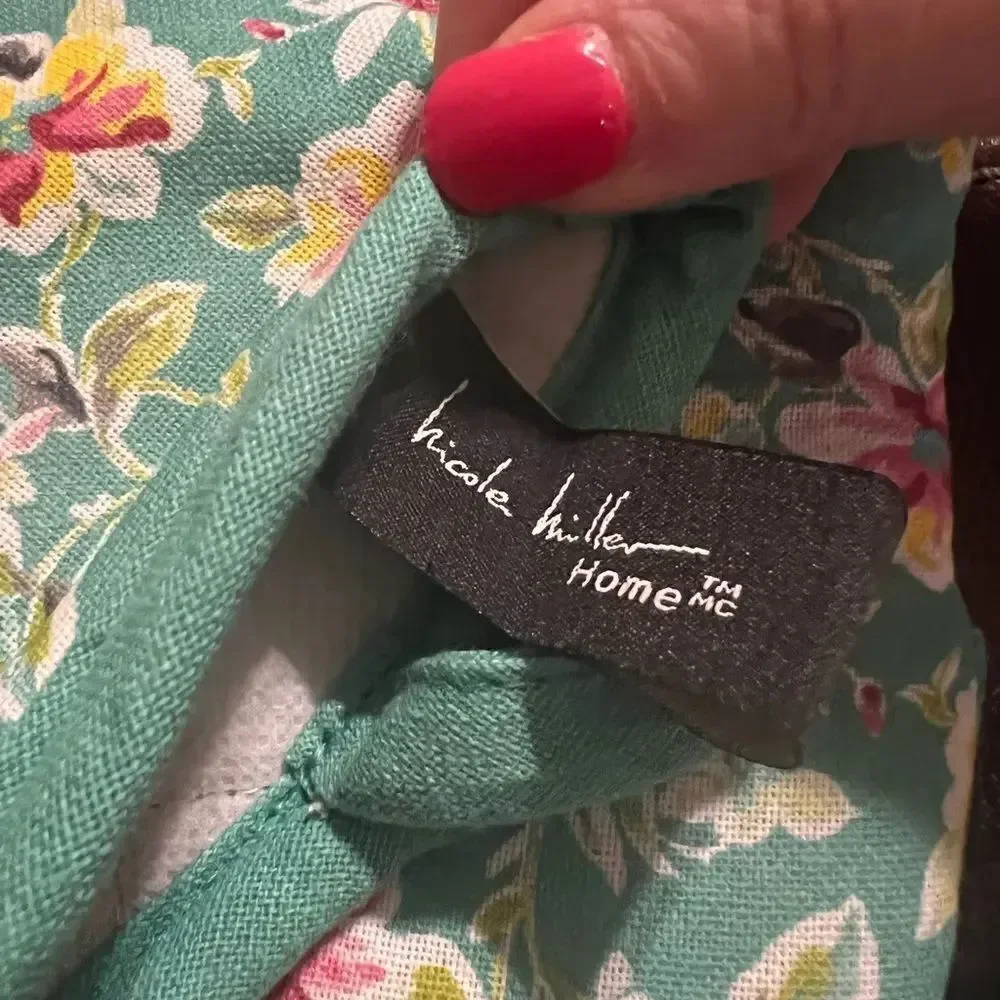 (NWOT) Nicole Miller home set of two oven mitts